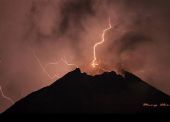  Foto Petir Sambar Puncak Gunung Merapi