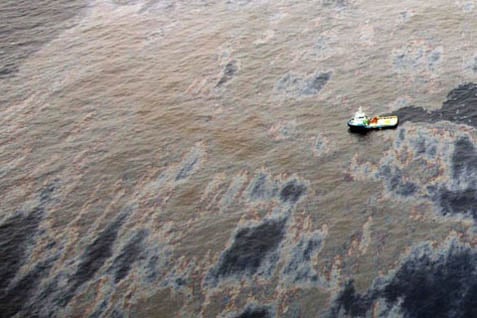  Chevron Bersihkan Tumpahan Minyak Kapal Medelin West