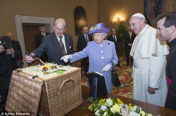  Ratu Elizabeth Hadiahi Paus Fransiskus Telur & Wiski