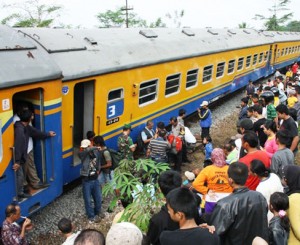  Kereta Api Terguling di Tasik: Sebelum Terguling, Kereta Tabrak Longsoran
