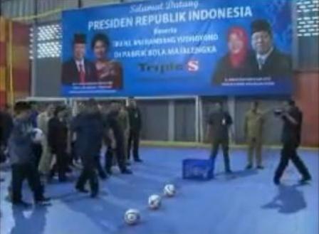  Gaya Kampanye: Tendangan Bola SBY Dinilai Bukan Sogokan