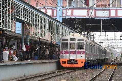  KRL JABODETABEK: Penumpang Menumpuk di Stasiun Besar Bogor