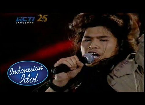 Para pendukung finalis Indonesian Idol diharapkan untuk terus mendukung idolanya dengan mengirimkan SMS atau menelpon ke nomor yang telah disediakan sesuai dengan urutan penampilan para finalis. /youtube