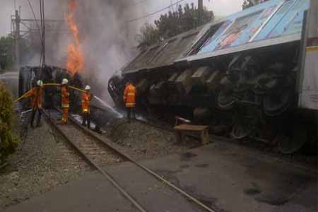  KECELAKAAN KERETA API: Longsor Sebabkan KA Malabar Anjlok