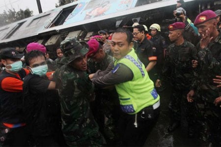  KECELAKAAN KERETA API: Tim Evakuasi Masih Cari Penumpang Korban