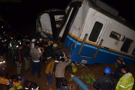  KECELAKAAN KERETA API: Jalur Selatan Masih Tertutup