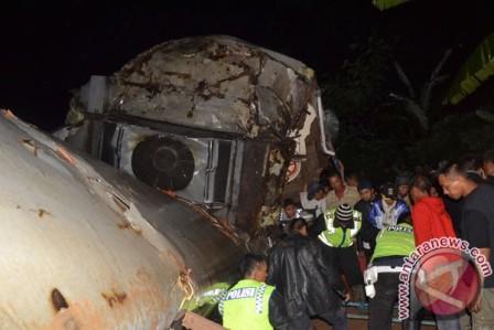 Kereta Api Masuk Jurang Kereta Api Malabar jurusan Bandung-Solo anjlok masuk jurang akibat bataran rel mengalami longsor di lintasan kereta KM 244+0/1, Kadipaten Tasikmalaya, Jawa Barat, Jumat (4/4) malam. Dalam peristiwa mengakibatkan lokomotif dan 4 gerbong kereta masuk jurang dan mengakibatkan 3 orang tewas./Antara
