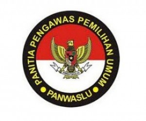  Panwaslu Karawang Tertibkan Atribut Parpol