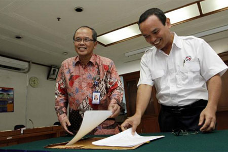 Direktur Utama PT Pelni Syahril Japarin (kanan) bertukar naskah dengan COO PT Medco Energi Internasional Budi Basuki saat penandatanganan naskah perjanjian kerja sama di Jakarta, Senin (9/12/2013)/JIBI-Dwi Prasetya