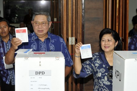  FOTO PILEG 2014: Presiden & Ibu Ani Mencoblos di TPS 06