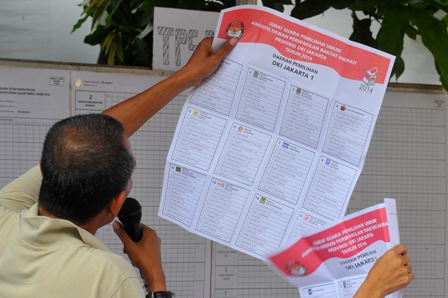  PILEG 2014: Diprotes Penonton Perhitungan Suara Terhenti