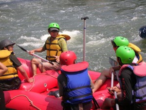  1 Orang Tewas Saat Wisata Arung Jeram di Pakenjeng Garut