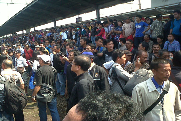  Pengguna Commuter Line Ngamuk di Stasiun Bekasi