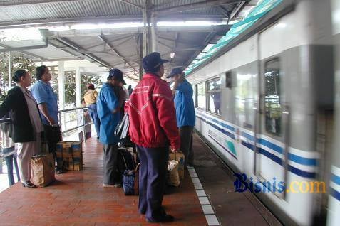  Commuter Line Telat, Pengguna Lakukan Aksi Halang Rel