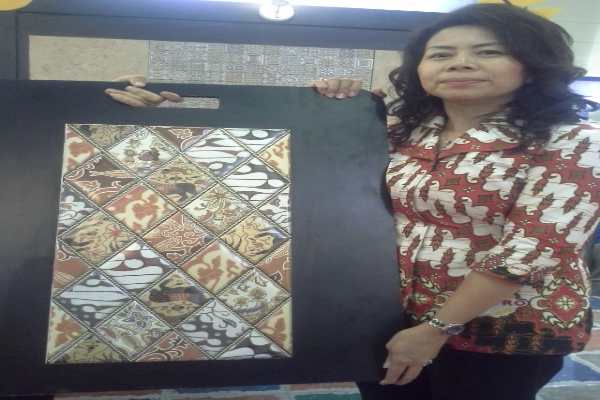  Jusmery Chandra dengan keramik batik motif parang dari Yogyakarta/Bisnis.com