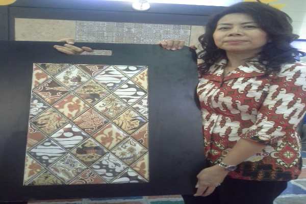  Keren, Centro Tampilkan Keramik Bermotif Batik Parang