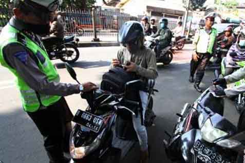  Usai Shalat Jumat, Polisi Ini Ditilang Atasannya di Rumah Sendiri