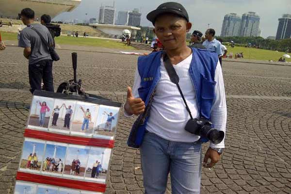  Pemotret Keliling di Monas Bertahan di Tengah Gempuran Digital