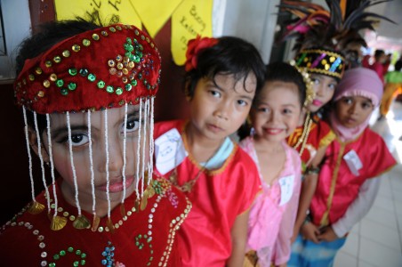  Hari Kartini: Puluhan Anak Yatim di Cirebon Diajak Mengenal Kereta Api