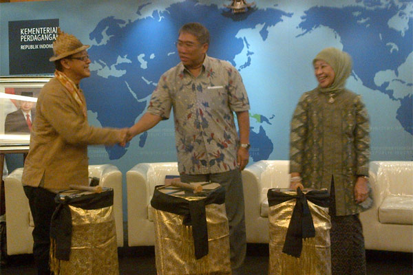 Wamendag Bayu Krisnamurti (tengah) menyalami Edric Ong, Senior Vice President WCC wilayah Asia Pasifik, seusai meluncurkan WCC Award 2014 bersama Ketua Dekranas Okke Hatta Rajasa./Bisnis-Rahmayulis Saleh