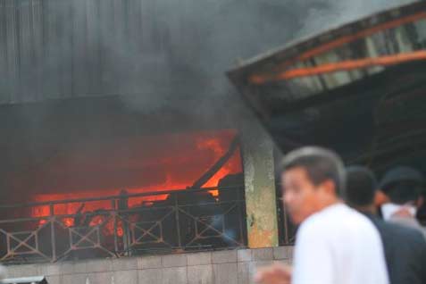  PASAR SENEN TERBAKAR, Pedagang Berjibaku Selamatkan Barang