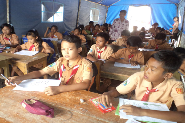  Pascaerupsi Kelud, Siswa SDN Pandansari Belajar di Tenda