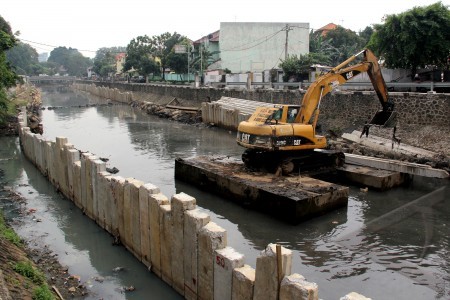  Cegah Banjir, DKI Bangun Tanggul di Sepanjang Pinggir Sungai