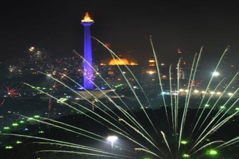  PKL DILARANG JUALAN DI MONAS: Kegiatan Jual Beli Tetap Berjalan