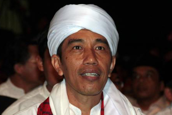  Kunjungi Pesantren, Jokowi Dikalungi Surban