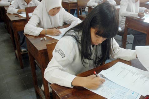 Ujian Nasional SMP 2014. Nama Jokowi masih muncul disoal ujian/Antara