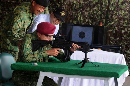  Putra Mahkota Brunei Coba Senjata PT Pindad