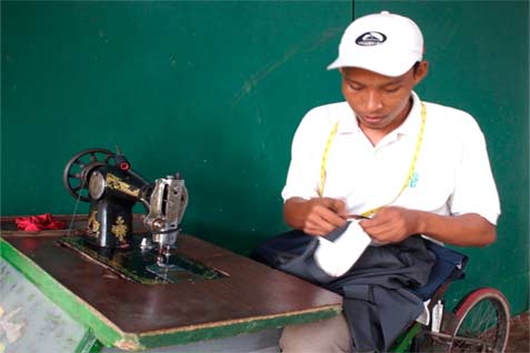  Pemkab Semarang Serahkan Mesin Jahit untuk Kube Difabel