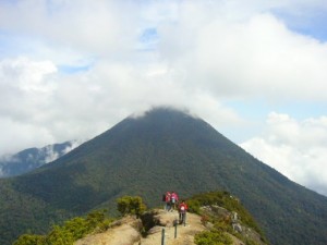  Lihat Sambaran Petir, Warga Sekitar Gunung Gede Berhamburan Keluar Rumah