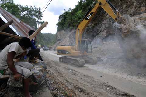  Garut Longsor: Jalan Cikajang Akan Kembali Bisa Digunakan