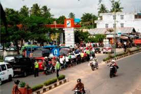  LIBUR WAISAK: Antre Pembeli BBM Di Nunukan 1 Kilometer
