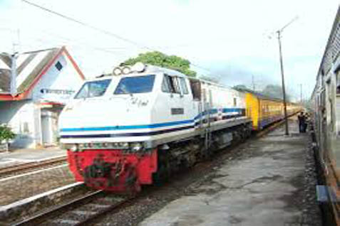  TABRAKAN KERETA: Di Stasiun Cirebon, Tawang Jaya Hajar KA Barang