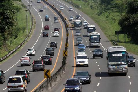  Tol Cipularang Arah Bandung Tersendat, Ada Truk Terguling