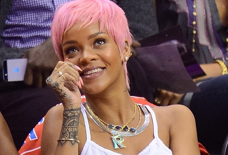  Wow, Ponsel Bertanda Tangan Rihanna Dijual dengan Harga Rp771 Juta