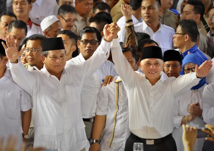  Usai Salat di Sunda Kelapa, Prabowo-Hatta Jalan Kaki ke KPU