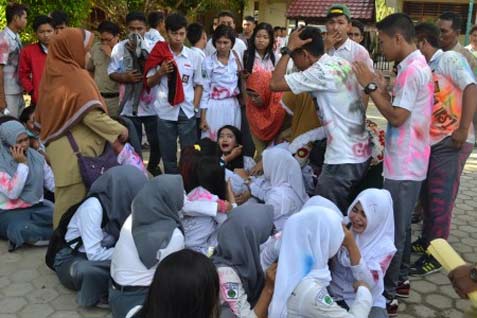  HASIL UN SMA/SMK 2014: 198 Siswa di Riau Tidak Lulus, Ini Nama yang Lulus di SMAN 2 Pekanbaru