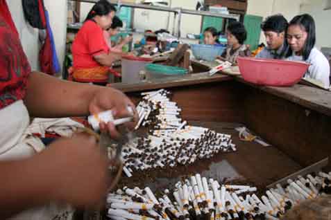  PABRIK ROKOK BANGKRUT: 40 Industri Kecil Rokok Gulung Tikar