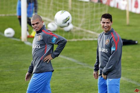 Dua pemain tim nasional Portugal Cristiano Ronaldo dan Pepe/www.footespagnol.fr