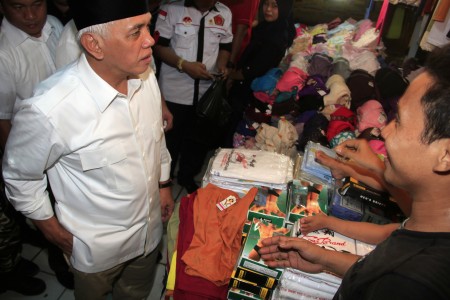  Blusukan di Pasar Tambun, Hatta Diteriaki Warga Belikan Baju Lebaran