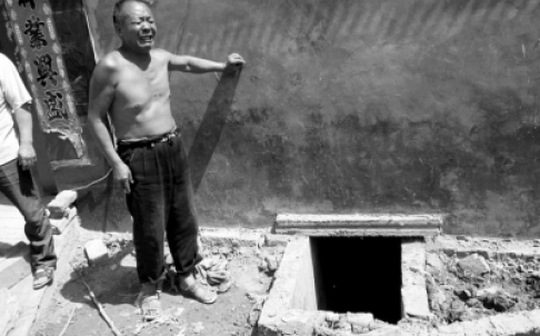  Selamatkan Ponsel Kecebur Toilet, 2 Orang Tewas