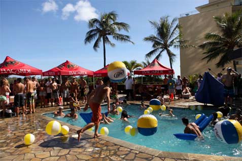  MUSIK: Serunya Hawaii Pool Party