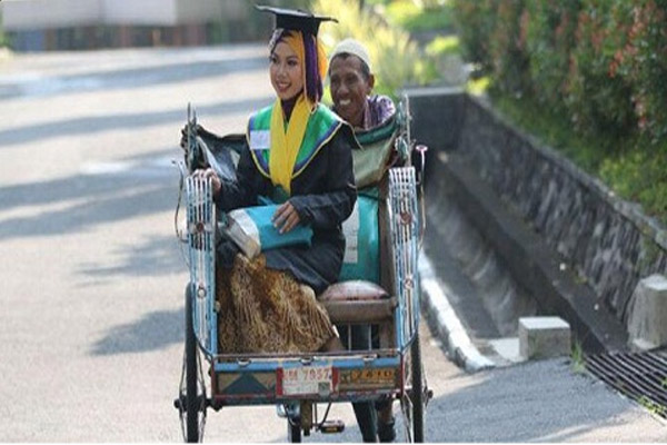  Raeni Anak Tukang Becak sebagai Lulusan Terbaik Unnes Lanjut Kuliah ke Inggris