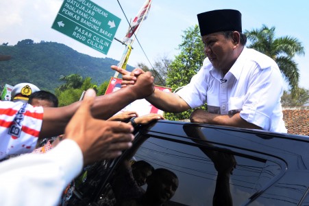 Capres Prabowo Subianto bersalaman dengan warga saat kampanye di Alun-Alun Cililin, Kabupaten Bandung Barat, Jawa Barat, Jumat (13/6/2014)/Antara
