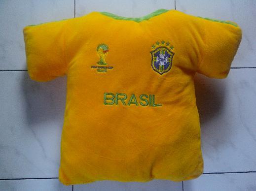  DEMAM PIALA DUNIA 2014: Jaket Kulit dan Bantal Jersey Kian Diburu