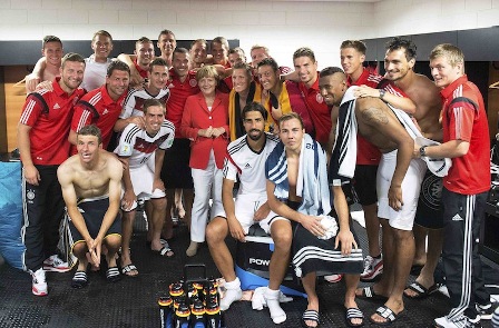  PIALA DUNIA 2014: Jerman Gilas Portugal, Podolski Sebar Foto &quot;Selfie&quot; Bersama Kanselir Angela Merkel