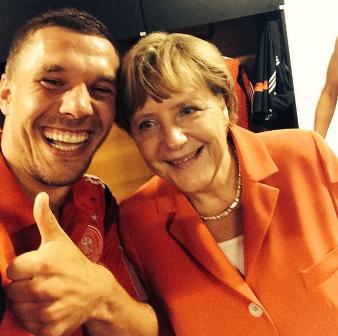  PIALA DUNIA 2014: Ini Dia Foto Selfie Podolski dan Angela Merkel Setelah Jerman Gilas Portugal 4-0